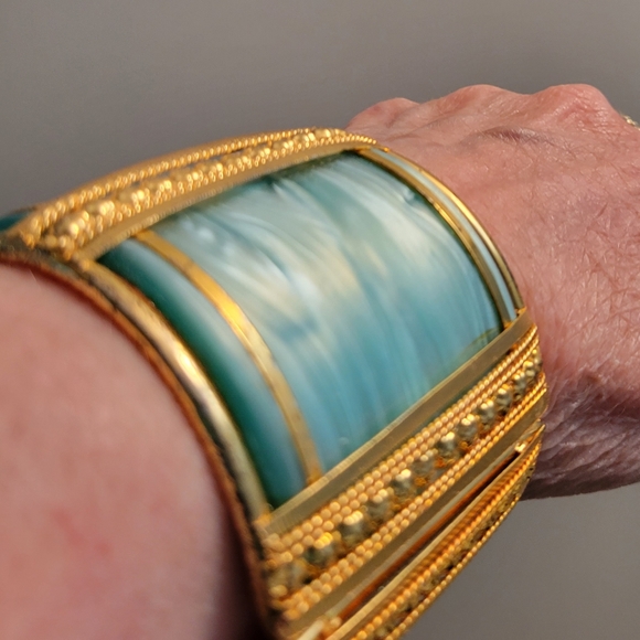 Cuff bracelet, beautiful Boho marbled turquoise look. Closes fully. - Picture 3 of 3